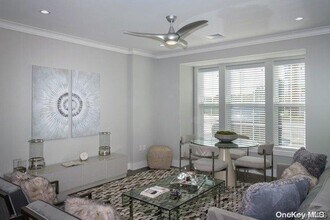 90305 Circle Dr-Unit -90 305 in Central Islip, NY - Foto de edificio - Building Photo