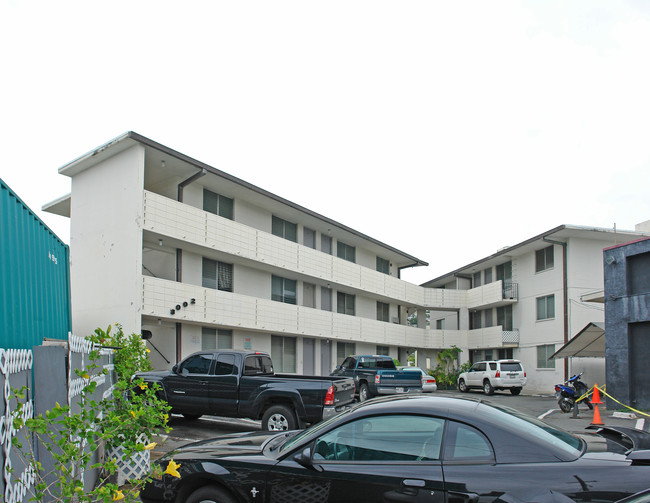 3002 Waialae Ave in Honolulu, HI - Building Photo - Building Photo