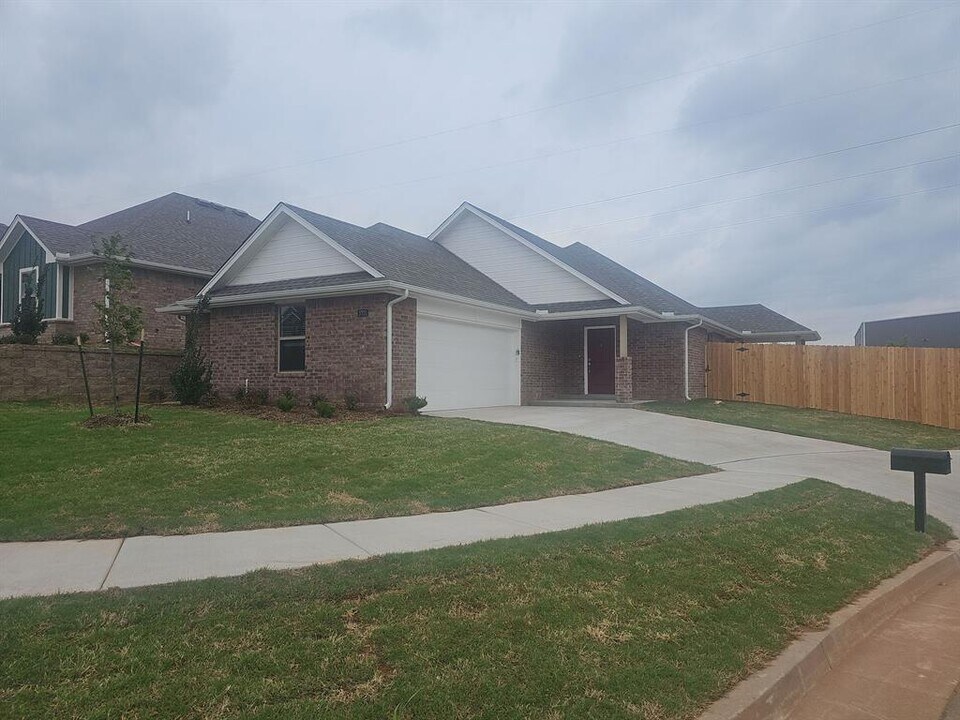 3701 Lynne Ave in Edmond, OK - Building Photo