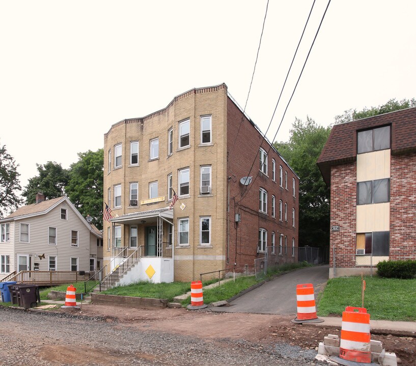 215 Beaver St in New Britain, CT - Building Photo