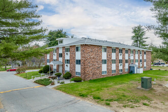 Country Estates Condominiums in Townsend, MA - Foto de edificio - Building Photo