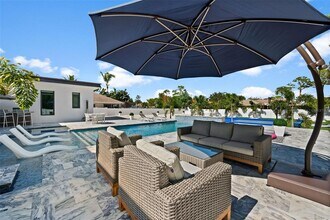 1899 Vamo Way in Sarasota, FL - Building Photo - Building Photo