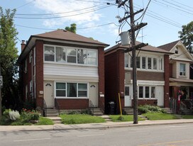 695-699 Annette St in Toronto, ON - Building Photo