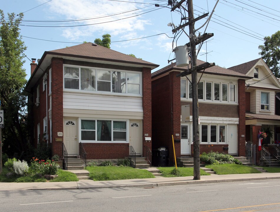 695-699 Annette St in Toronto, ON - Building Photo