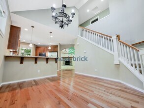 2510 Larchmount Dr NE in Issaquah, WA - Foto de edificio - Building Photo