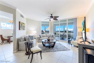 300 Dunes Blvd in Naples, FL - Foto de edificio - Building Photo