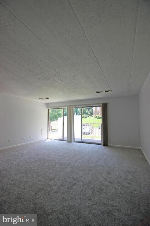 2630 Wagon Dr-Unit -3C in Alexandria, VA - Building Photo