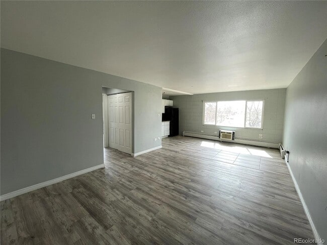 1590 Clinton St, Unit 206 in Aurora, CO - Foto de edificio - Building Photo
