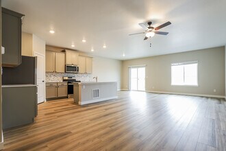 17975 E 94th Dr in Commerce City, CO - Foto de edificio - Building Photo