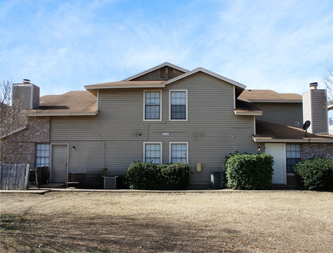 property at 2214 Creekside Ln