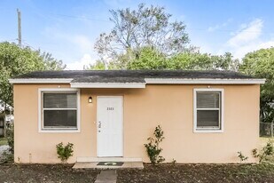 2323 NW 12th Ct in Fort Lauderdale, FL - Building Photo