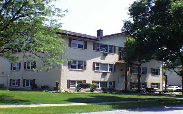 325 W Park Ave in Addison, IL - Foto de edificio