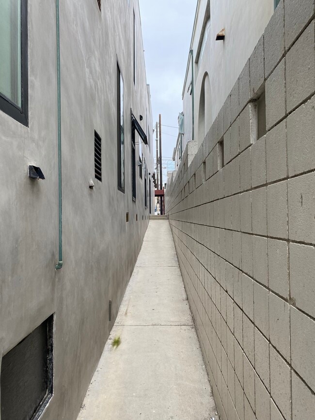 313 Ocean Front Walk, Unit 3 in Venice, CA - Foto de edificio - Building Photo