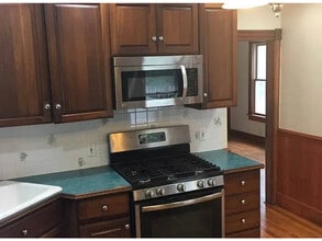 87 Van Zandt Ave in Newport, RI - Building Photo - Building Photo