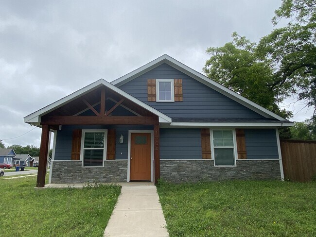 property at 1004 S Armstrong Ave