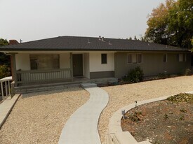 221 Longview Ln in San Luis Obispo, CA - Building Photo
