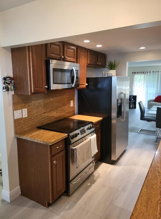 8305 NW 61st St in Tamarac, FL - Building Photo