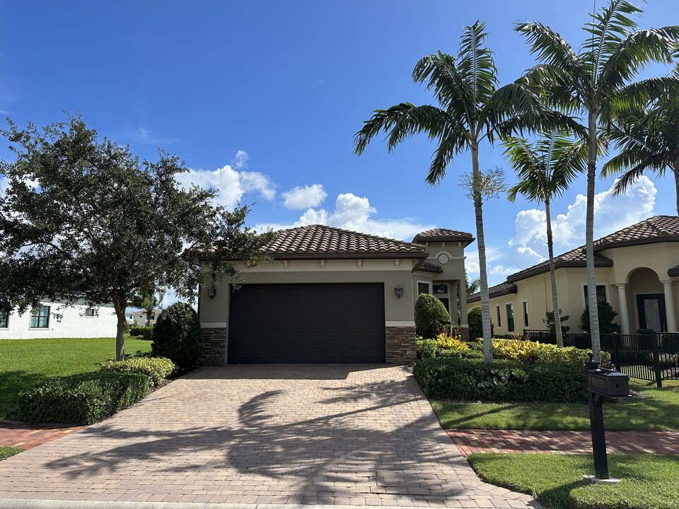 697 SE Fascino Cir in Port St. Lucie, FL - Building Photo