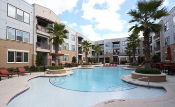 2630 Tanglewilde St in Houston, TX - Building Photo - Building Photo