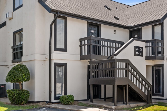 Avia Apartments in Tulsa, OK - Building Photo - Building Photo