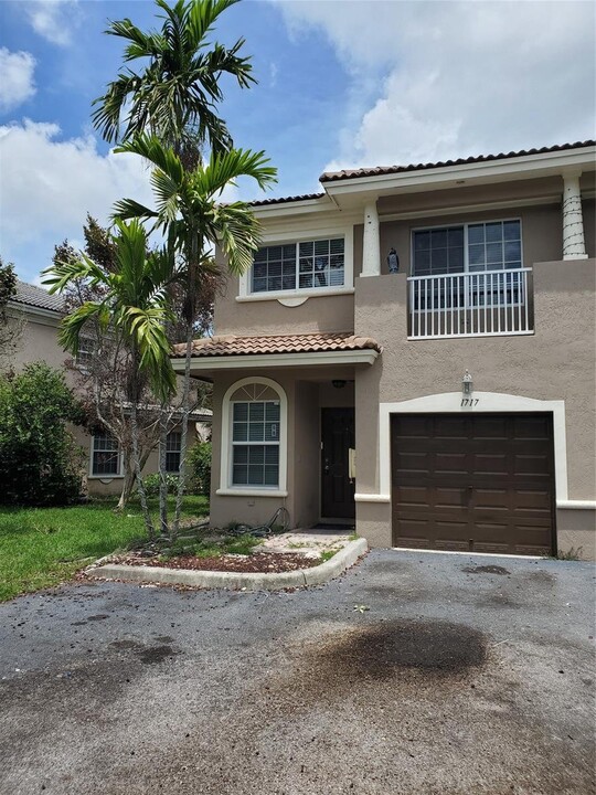 1717 NW 94th Ave in Coral Springs, FL - Foto de edificio