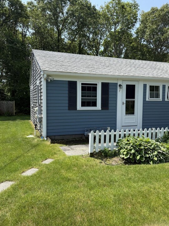 7 May Ln in Yarmouth, MA - Building Photo