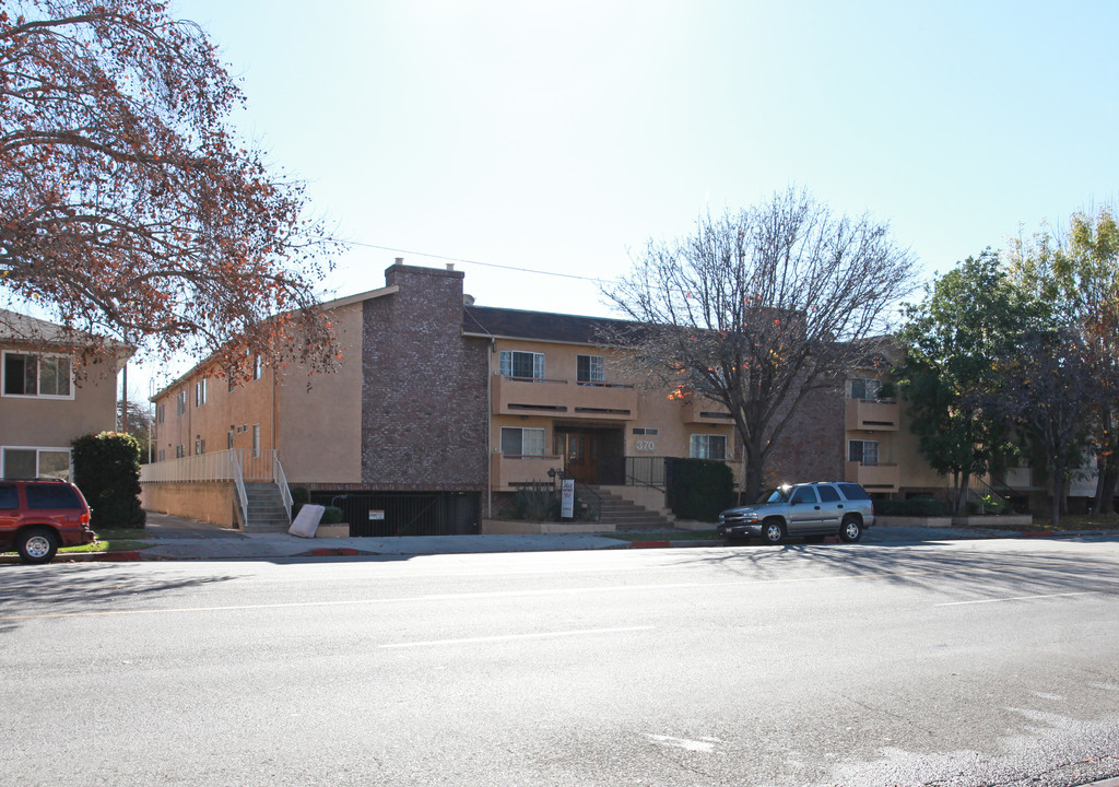 370 W Alameda Ave in Burbank, CA - Building Photo