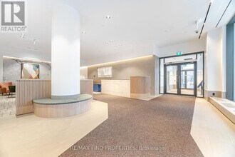 395 Square One Dr in Mississauga, ON - Building Photo - Building Photo