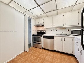 8000 Fairview Dr in Tamarac, FL - Building Photo - Building Photo