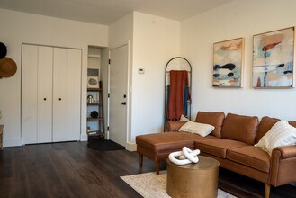 1553 W Hollywood Ave, Unit 1555-401 in Chicago, IL - Building Photo - Building Photo