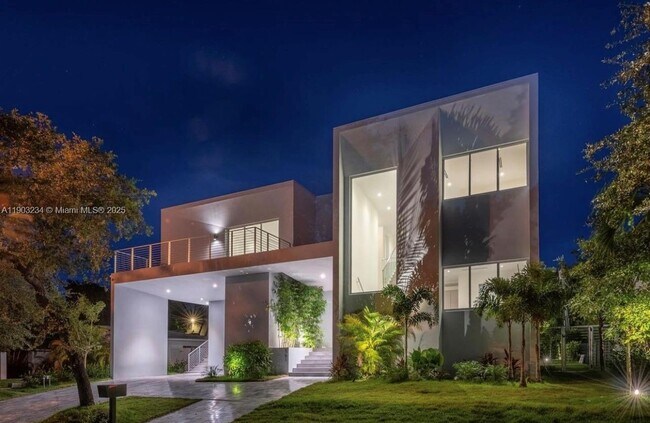 561 Warren Ln in Key Biscayne, FL - Building Photo - Building Photo