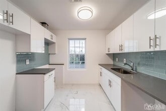 875 Port Reading Ave, Unit 2A in Woodbridge Township, NJ - Foto de edificio - Building Photo