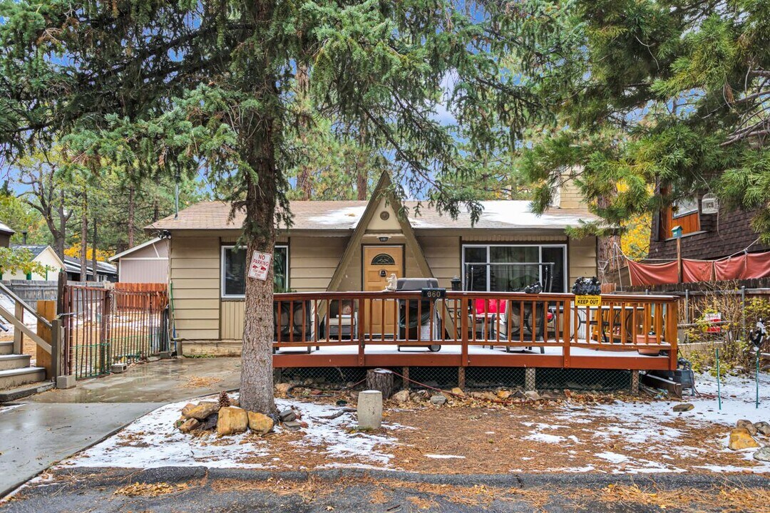 360 Maple Ln in Sugarloaf, CA - Building Photo