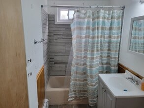 11 Trenton St, Unit 1 in Bellingham, MA - Foto de edificio - Building Photo