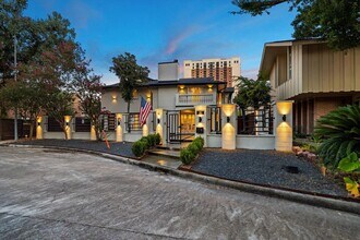 6321 Deerwood Rd in Houston, TX - Building Photo - Building Photo