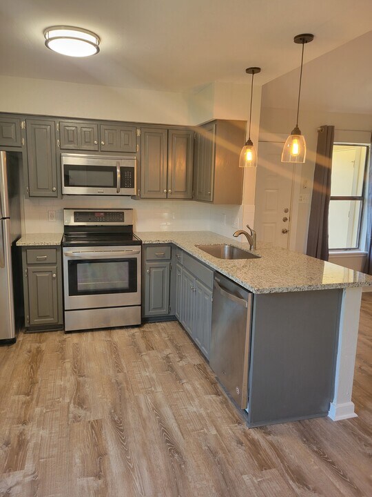 20700 Bonanza St, Unit B in Lago Vista, TX - Foto de edificio