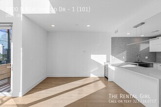 2000 Beachwood Dr in Los Angeles, CA - Building Photo - Building Photo