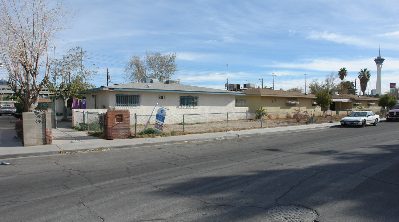 901 Desert Ln in Las Vegas, NV - Foto de edificio