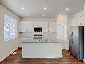 2411 E Buckskin Way in Eagle Mountain, UT - Foto de edificio - Building Photo
