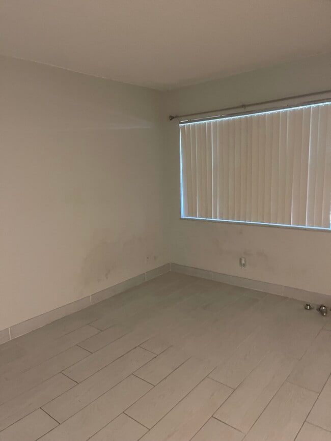 501 Blue Heron Dr, Unit 108A in Hallandale Beach, FL - Building Photo - Building Photo