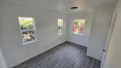 77 S Parkwood Ave in Pasadena, CA - Foto de edificio - Building Photo