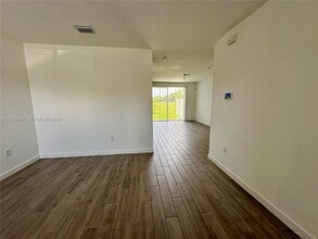 1092 SE 23rd Ave in Homestead, FL - Foto de edificio - Building Photo