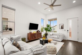 6013 Florencia Ln in Austin, TX - Building Photo - Building Photo