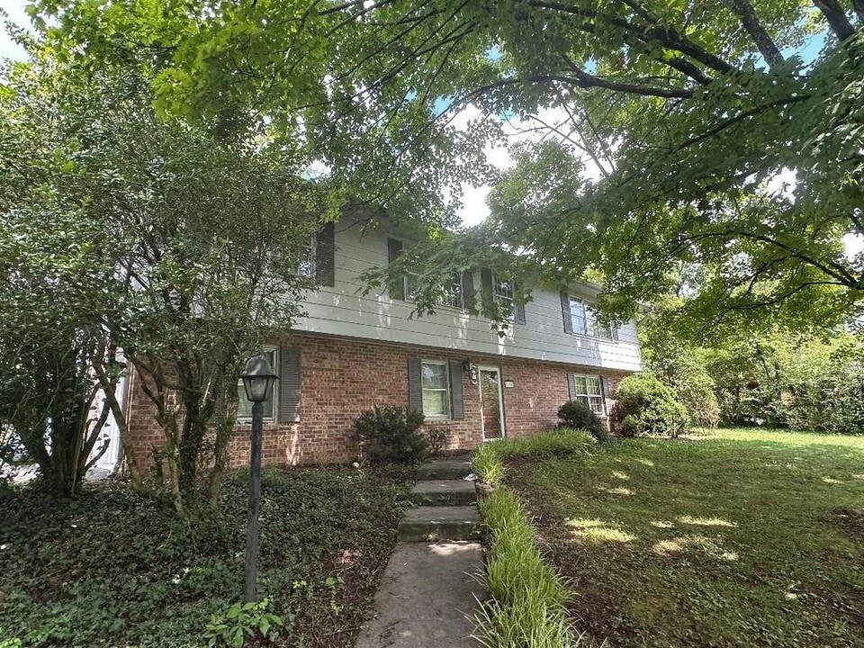1588 Overhill Rd in Bristol, VA - Building Photo