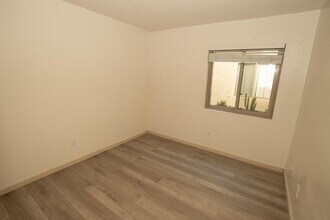 5462 Adobe Falls Rd in San Diego, CA - Foto de edificio - Building Photo