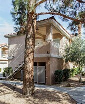 251 S Green Valley Pkwy in Henderson, NV - Building Photo