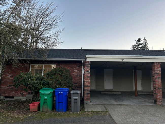 740-750 W Powell Blvd in Gresham, OR - Foto de edificio - Building Photo