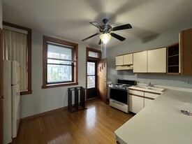 1354 W Foster Ave, Unit 3W Apartments