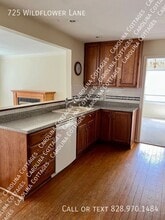 725 Wildflower Ln in Hendersonville, NC - Building Photo - Building Photo