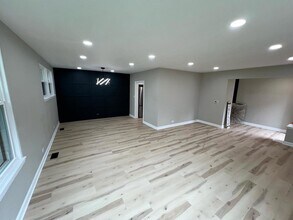 4021 W Estes Ave in Lincolnwood, IL - Building Photo - Building Photo